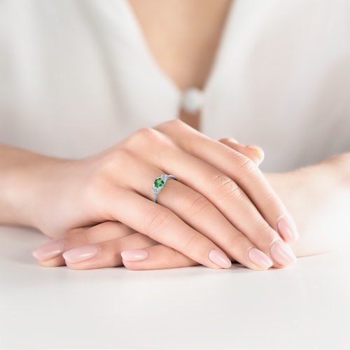 Pierścionek zaręczynowy Fairytale: białe złoto, szmaragd